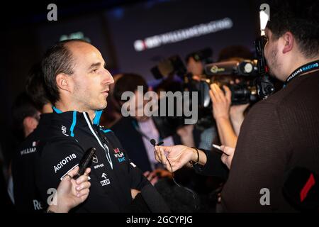 Robert Kubica (POL) Williams Racing avec les médias. Williams Racing Livery dévoile. Lundi 11 février 2019. Siège de Williams Racing, Grove, Angleterre Banque D'Images