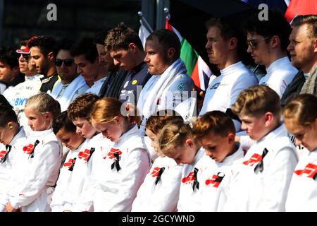 Les conducteurs et les enfants du GRID observent une minute de silence pour les atrocités commises en Nouvelle-Zélande et le décès de Charlie Whiting. Grand Prix d'Australie, dimanche 17 mars 2019. Albert Park, Melbourne, Australie. Banque D'Images