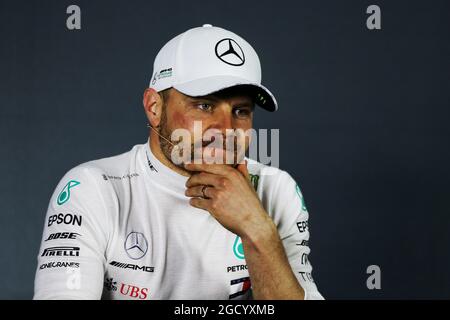 La deuxième place Valtteri Bottas (fin) Mercedes AMG F1 dans la conférence de presse de la FIA après la course. Grand Prix de Bahreïn, dimanche 31 mars 2019. Sakhir, Bahreïn. Banque D'Images