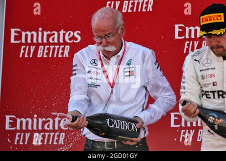 Dr. Dieter Zetsche (GER) le PDG de Daimler AG célèbre sur le podium. Grand Prix d'Espagne, dimanche 12 mai 2019. Barcelone, Espagne. Banque D'Images