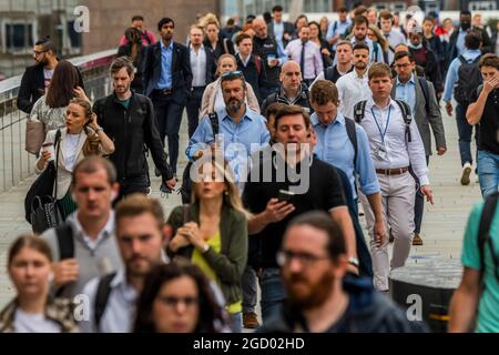 Londres, Royaume-Uni. 10 août 2021. Les navetteurs parcourent le London Bridge sur le chemin du retour au travail. Crédit : Guy Bell/Alay Live News Banque D'Images