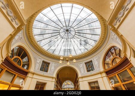 Vue sur le toit en verre de la rotonde de la Galerie Vivienne à Paris Banque D'Images