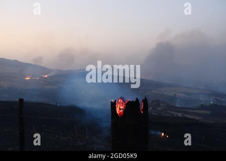 Vaste arson près de la ville de Gangi dans la province de Palerme en Sicile. De nombreuses cultures de champs agricoles et de bois brûlé, de voitures d'agriculteurs et même d'animaux de reproduction brûlés par les flammes. Banque D'Images