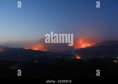 Vaste arson près de la ville de Gangi dans la province de Palerme en Sicile. De nombreuses cultures de champs agricoles et de bois brûlé, de voitures d'agriculteurs et même d'animaux de reproduction brûlés par les flammes. Banque D'Images