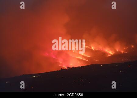 Vaste arson près de la ville de Gangi dans la province de Palerme en Sicile. De nombreuses cultures de champs agricoles et de bois brûlé, de voitures d'agriculteurs et même d'animaux de reproduction brûlés par les flammes. Banque D'Images