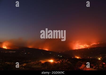Vaste arson près de la ville de Gangi dans la province de Palerme en Sicile. De nombreuses cultures de champs agricoles et de bois brûlé, de voitures d'agriculteurs et même d'animaux de reproduction brûlés par les flammes. Banque D'Images