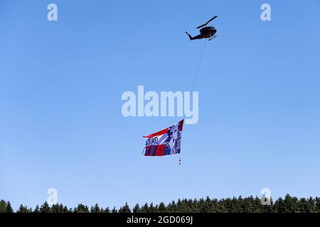 Drapeau en hommage à Niki Lauda en hélicoptère. Grand Prix d'Autriche, dimanche 30 juin 2019. Spielberg, Autriche. Banque D'Images