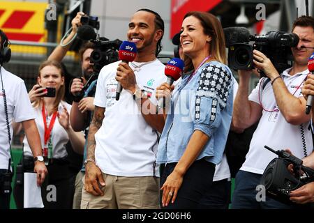 Lewis Hamilton (GBR) Mercedes AMG F1 avec Natalie Pinkham (GBR) présentateur de Sky Sports. Grand Prix de Grande-Bretagne, jeudi 11 juillet 2019. Silverstone, Angleterre. Banque D'Images