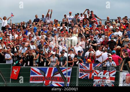 Fans dans la tribune. Grand Prix de Grande-Bretagne, jeudi 11 juillet 2019. Silverstone, Angleterre. Banque D'Images