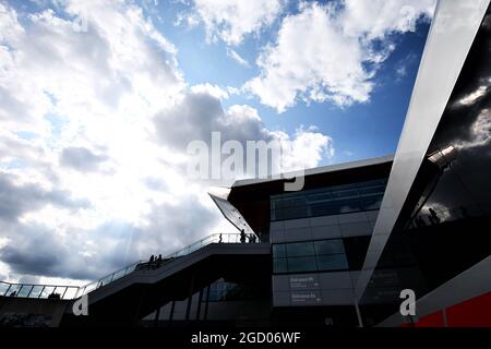 Circuit atmosphère - bâtiment de fosse. Grand Prix de Grande-Bretagne, vendredi 12 juillet 2019. Silverstone, Angleterre. Banque D'Images
