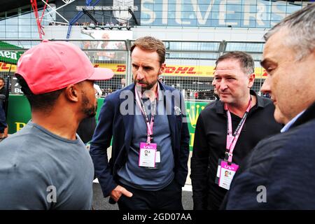 (De gauche à droite) : Nicolas Hamilton (GBR) avec Gareth Southgate (GBR) responsable du football d'Angleterre sur la grille. Grand Prix de Grande-Bretagne, dimanche 14 juillet 2019. Silverstone, Angleterre. Banque D'Images