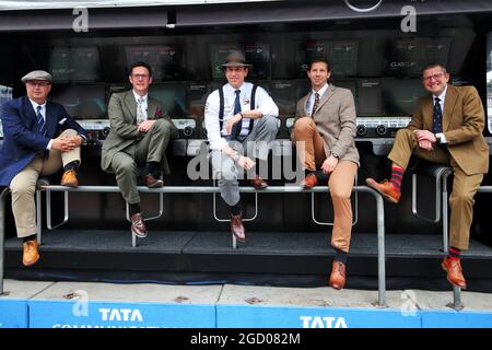 (De gauche à droite) : Ron Meadows (GBR) Mercedes GP Team Manager; Andrew Shovlin (GBR) Mercedes AMG F1 Engineer; Toto Wolff (GER) Mercedes AMG F1 actionnaire et directeur exécutif; porter des vêtements vintage pour célébrer 125 ans dans le sport automobile. Grand Prix d'Allemagne, dimanche 28 juillet 2019. Hockenheim, Allemagne. Banque D'Images