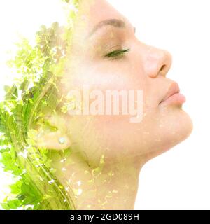 Photographie d'un arbre combinée à un portrait de la jeune femme caucasienne Banque D'Images