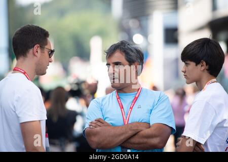 Juan Pablo Montoya (col) avec son fils Sebastian Montoya (col) et Stovel Vandoorne (bel). Grand Prix de Belgique, samedi 31 août 2019. Spa-Francorchamps, Belgique. Banque D'Images