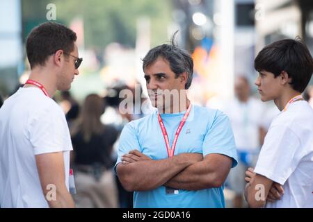 Juan Pablo Montoya (col) avec son fils Sebastian Montoya (col) et Stovel Vandoorne (bel). Grand Prix de Belgique, samedi 31 août 2019. Spa-Francorchamps, Belgique. Banque D'Images