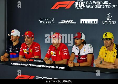 (De gauche à droite): Pierre Gasly (FRA) Scuderia Toro Rosso; Charles Leclerc (mon) Ferrari; Sebastian Vettel (GER) Ferrari; Antonio Giovinazzi (ITA) Alfa Romeo Racing; et Nico Hulkenberg (GER) Renault F1 Team, à la FIA Press Conference. Grand Prix d'Italie, jeudi 5 septembre 2019. Monza Italie. Banque D'Images