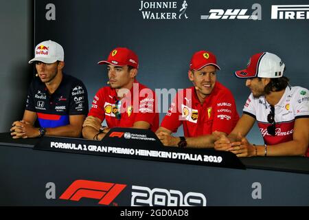 (De gauche à droite): Pierre Gasly (FRA) Scuderia Toro Rosso; Charles Leclerc (mon) Ferrari; Sebastian Vettel (GER) Ferrari; et Antonio Giovinazzi (ITA) Alfa Romeo Racing, à la Conférence de presse de la FIA. Grand Prix d'Italie, jeudi 5 septembre 2019. Monza Italie. Banque D'Images