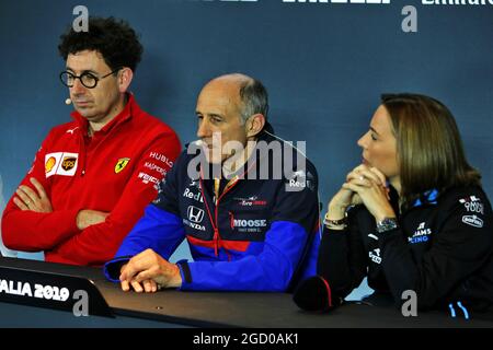 Conférence de presse de la FIA (de gauche à droite): Mattia Binotto (ITA) Directrice de l'équipe Ferrari; Franz Tost (AUT) Scuderia Toro Rosso Directrice de l'équipe; Claire Williams (GBR) Directrice adjointe de l'équipe Williams Racing. Grand Prix d'Italie, vendredi 6 septembre 2019. Monza Italie. Banque D'Images