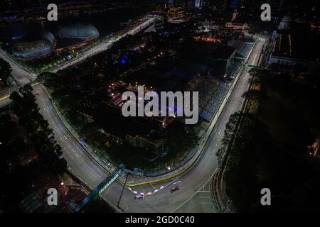 Alexander Albon (THA) Red Bull Racing RB15 dirige l'écurie Sergio Perez (MEX) Racing point F1 Team RP19. Grand Prix de Singapour, vendredi 20 septembre 2019. Marina Bay Street circuit, Singapour. Banque D'Images