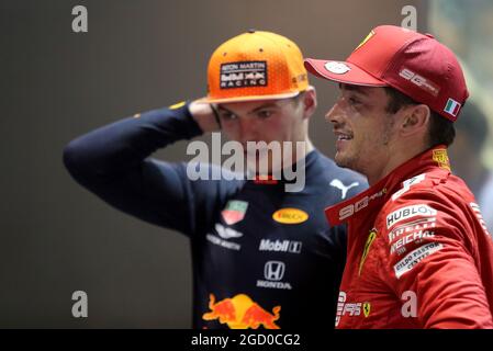 Charles Leclerc (mon) Ferrari au parc ferme avec Max Verstappen (NLD) Red Bull Racing. Banque D'Images