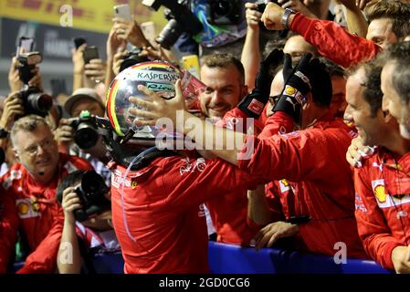 Le vainqueur de la course Sebastian Vettel (GER) Ferrari fête avec l'écurie du parc ferme. Banque D'Images