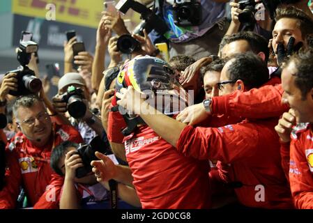 Le vainqueur de la course Sebastian Vettel (GER) Ferrari fête avec l'écurie du parc ferme. Banque D'Images