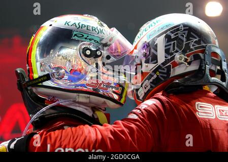 Le vainqueur de la course Sebastian Vettel (GER) Ferrari fête au parc ferme avec le deuxième joueur d'équipe Charles Leclerc (mon) Ferrari. Banque D'Images