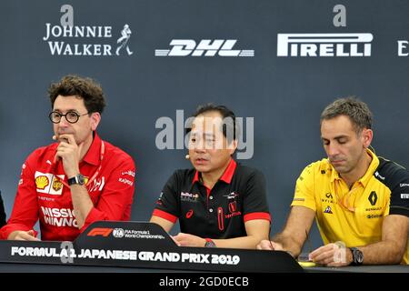 Conférence de presse de la FIA (de gauche à droite) : Mattia Binotto (ITA) Directrice de l'équipe Ferrari; Toyoharu Tanabe (JPN) Directeur technique Honda Racing F1; Cyril Abiteboul (FRA) Directeur général Renault Sport F1. Grand Prix japonais, vendredi 11 octobre 2019. Suzuka, Japon. Banque D'Images