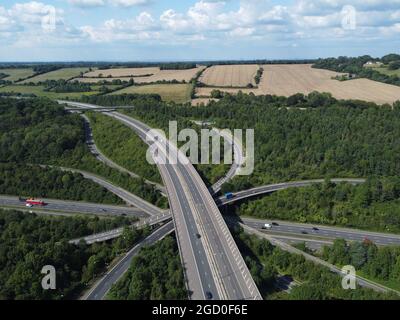 Vue aérienne de l'échangeur M23/M25 de Surrey en direction du nord/Londres. Banque D'Images