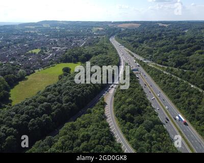 Vue aérienne de l'autoroute M25 à la sortie 7 de Surrey, dans le sens des aiguilles d'une montre/ouest. Banque D'Images