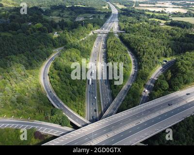 Vue aérienne de l'autoroute M25 orientée dans le sens inverse des aiguilles d'une montre avec la M23 en vue. Banque D'Images