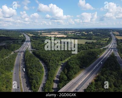 Vue aérienne des autoroutes M23 (sortie 8) et M25 (sortie 7) de Surrey. Vue sur le sud-est Banque D'Images