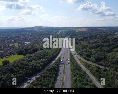 Vue aérienne de la M25 à la jonction 7 à Surrey, face à l'ouest. Banque D'Images