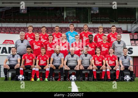 HELMOND, PAYS-BAS - JUILLET 26 : l'équipe de Helmond Sport s'aligne pour une photo d'équipe, rangée arrière de gauche à droite ; Jules Houttequiet de Helmond Sport, Maxime de Bie de Helmond Sport, Jordy Thomassen de Helmond Sport, Robin Mantel de Helmond Sport, Robin van der Meer de Helmond Sport, Jelle Goselink de Helmond Sport, Jessy Hendrikx de Helmond Sport, deuxième rangée; John Koolen de Helmond Sport, Jellert van Landschoot de Helmond Sport, Sander Vereijken de Helmond Sport, Gaetan Bosiers de Helmond Sport, Jarno Lion de Helmond Sport, Paul Fosu-Mensah de Helmond Sport, Ilias Breugelmans de Helmond Sport, Banque D'Images