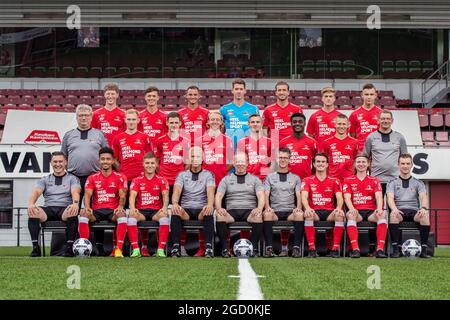 HELMOND, PAYS-BAS - JUILLET 26 : l'équipe de Helmond Sport s'aligne pour une photo d'équipe, rangée arrière de gauche à droite ; Jules Houttequiet de Helmond Sport, Maxime de Bie de Helmond Sport, Jordy Thomassen de Helmond Sport, Robin Mantel de Helmond Sport, Robin van der Meer de Helmond Sport, Jelle Goselink de Helmond Sport, Jessy Hendrikx de Helmond Sport, deuxième rangée; John Koolen de Helmond Sport, Jellert van Landschoot de Helmond Sport, Sander Vereijken de Helmond Sport, Gaetan Bosiers de Helmond Sport, Jarno Lion de Helmond Sport, Paul Fosu-Mensah de Helmond Sport, Ilias Breugelmans de Helmond Sport, Banque D'Images