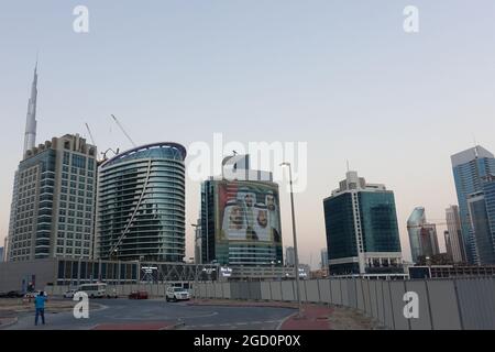 Bâtiments et construction derrière le Burj Khalifa avec l'affiche de Dubaï Sheikh, son Altesse Mohammad bin Rashid Al Maktoum sur un bâtiment à Dubaï, au Banque D'Images