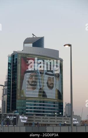 Gros plan de l'affiche de Dubaï Sheikh, son Altesse Mohammad bin Rashid Al Maktoum sur un bâtiment de la baie des affaires à Dubaï, Émirats Arabes Unis Banque D'Images