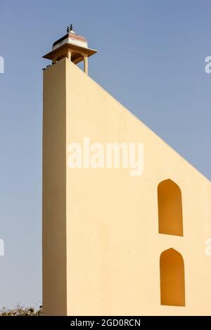 JAIPUR, INDE - 24 mai 2021 : l'ancien observatoire astronomique de Jantar Mantar dans la ville de Jaipur au Rajasthan, Inde. Banque D'Images