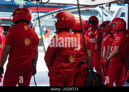 Ferrari mécanique dans les fosses. Grand Prix d'Autriche, vendredi 3 juillet 2020. Spielberg, Autriche. Image de pool FIA pour usage éditorial uniquement Banque D'Images