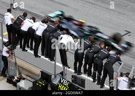 Mercedes AMG F1 fête sa deuxième place Valtteri Bottas (fin) Mercedes AMG F1 les passe à la fin de la course. Grand Prix Steiermark, dimanche 12 juillet 2020. Spielberg, Autriche. Banque D'Images