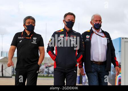 (De gauche à droite): Masashi Yamamoto (JPN) Directeur général Honda Racing F1; Christian Horner (GBR) Directeur de l'écurie Red Bull Racing Team; Dr Helmut Marko (AUT) Consultant Red Bull Motorsport. Grand Prix de Grande-Bretagne, samedi 1er août 2020. Silverstone, Angleterre. Banque D'Images