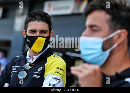 Esteban Ocon (FRA) Renault F1 Team et Daniel Ricciardo (AUS) Renault F1 Team. Grand Prix de Grande-Bretagne, dimanche 2 août 2020. Silverstone, Angleterre. Banque D'Images