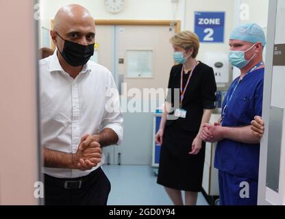 Sajid Javid, secrétaire à la Santé, aux côtés d'Amanda Pritchard, directrice générale du NHS en Angleterre, lors d'une visite à l'hôpital de l'université de Milton Keynes. Date de la photo: Mardi 10 août 2021. Banque D'Images