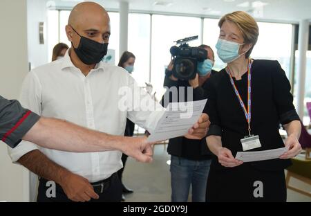 Sajid Javid, secrétaire à la Santé, aux côtés d'Amanda Pritchard, directrice générale du NHS en Angleterre, lors d'une visite à l'hôpital de l'université de Milton Keynes. Date de la photo: Mardi 10 août 2021. Banque D'Images