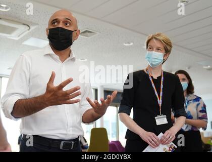 Sajid Javid, secrétaire à la Santé, aux côtés d'Amanda Pritchard, directrice générale du NHS en Angleterre, lors d'une visite à l'hôpital de l'université de Milton Keynes. Date de la photo: Mardi 10 août 2021. Banque D'Images