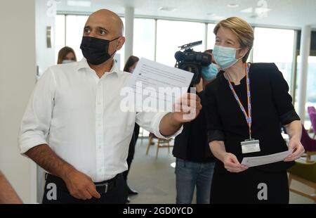 Sajid Javid, secrétaire à la Santé, aux côtés d'Amanda Pritchard, directrice générale du NHS en Angleterre, lors d'une visite à l'hôpital de l'université de Milton Keynes. Date de la photo: Mardi 10 août 2021. Banque D'Images