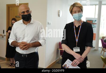 Sajid Javid, secrétaire à la Santé, aux côtés d'Amanda Pritchard, directrice générale du NHS en Angleterre, lors d'une visite à l'hôpital de l'université de Milton Keynes. Date de la photo: Mardi 10 août 2021. Banque D'Images