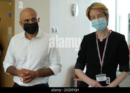 Sajid Javid, secrétaire à la Santé, aux côtés d'Amanda Pritchard, directrice générale du NHS en Angleterre, lors d'une visite à l'hôpital de l'université de Milton Keynes. Date de la photo: Mardi 10 août 2021. Banque D'Images