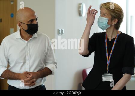 Sajid Javid, secrétaire à la Santé, aux côtés d'Amanda Pritchard, directrice générale du NHS en Angleterre, lors d'une visite à l'hôpital de l'université de Milton Keynes. Date de la photo: Mardi 10 août 2021. Banque D'Images