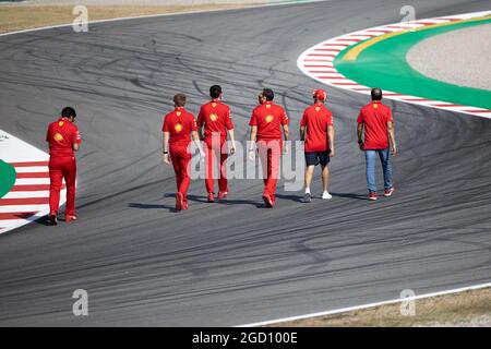 Sebastian Vettel (GER) Ferrari marche le circuit avec l'équipe. Grand Prix d'Espagne, jeudi 13 août 2020. Barcelone, Espagne. Banque D'Images